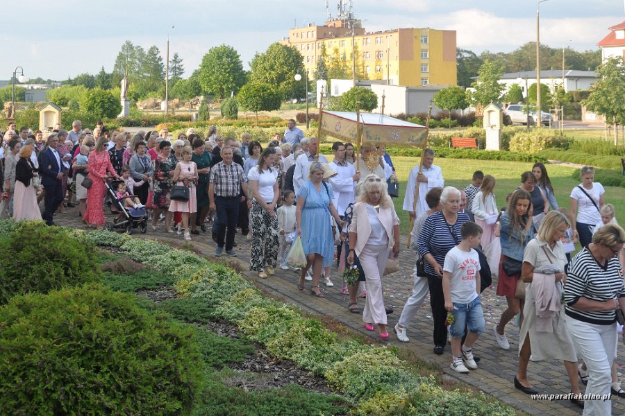 56 Procesja eucharystyczna.jpg